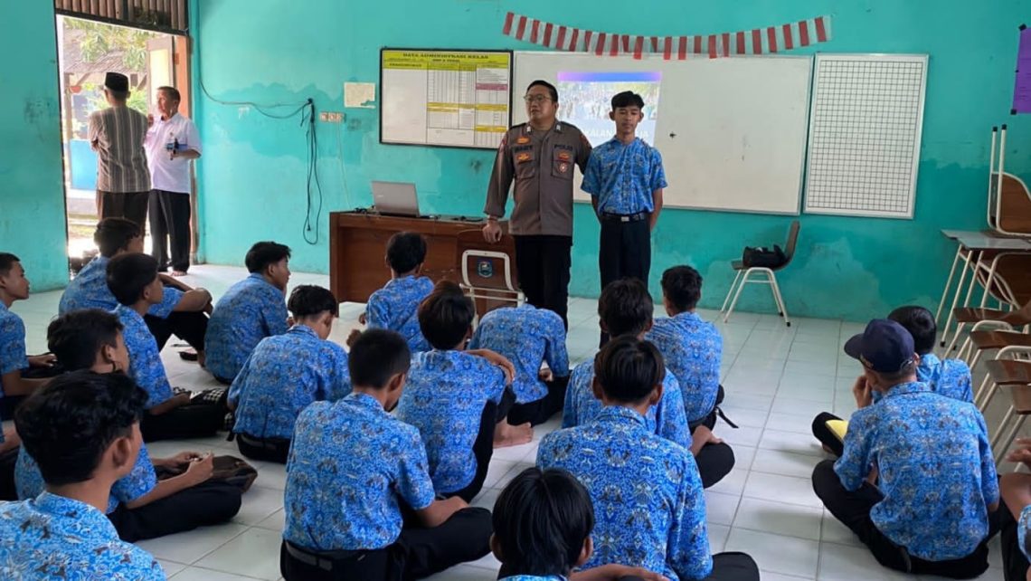 Sat Binmas Polres Tegal Kota sambangi sekolah-sekolah dan mengajak para pelajar untuk berperan serta dalam menjaga kondusifitas keamanan