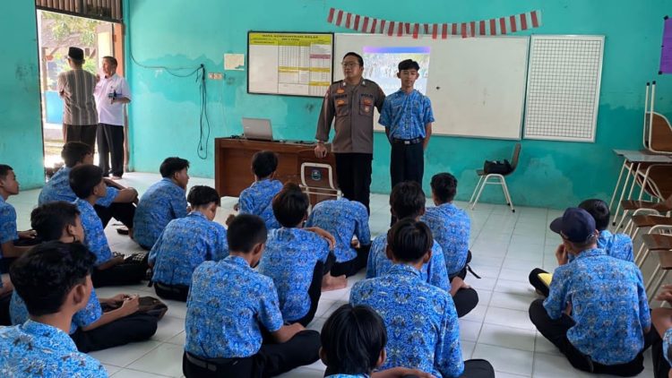 Sat Binmas Polres Tegal Kota sambangi sekolah-sekolah dan mengajak para pelajar untuk berperan serta dalam menjaga kondusifitas keamanan