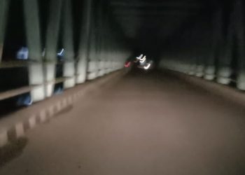 Lampu penerangan jalan umum di Jembatan Kayuagung yang membentang Sungai komering padam total