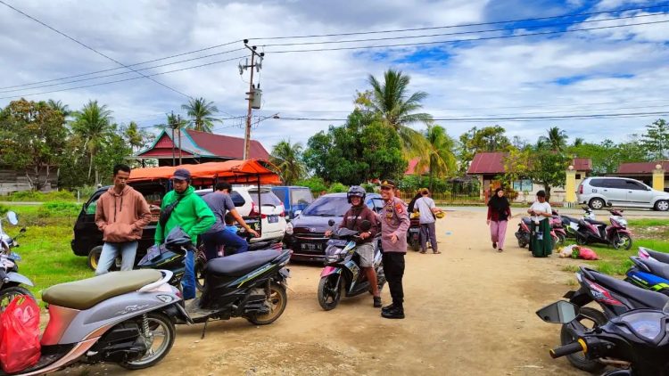 Kapolsek Sajoanging melaksanakan kegiatan Patroli PAM dan monitoring kegiatan di Pasar Jalang Kelurahan Akkajeng Kecamatan Sajoanging