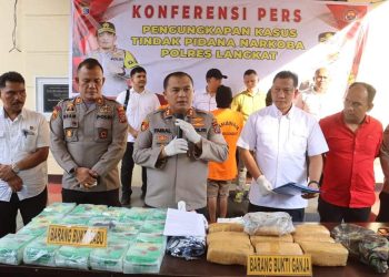 Kapolres Langkat AKBP Faisal Rahmat HS, SIK, SH, MH didampingi Kasat Narkoba AKP Hardiyanto gelar konferensi pers pengungkapan Kasus 20 kg Sabu-sabu