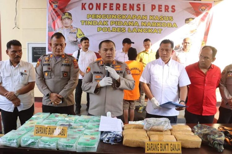 Kapolres Langkat AKBP Faisal Rahmat HS, SIK, SH, MH didampingi Kasat Narkoba AKP Hardiyanto gelar konferensi pers pengungkapan Kasus 20 kg Sabu-sabu
