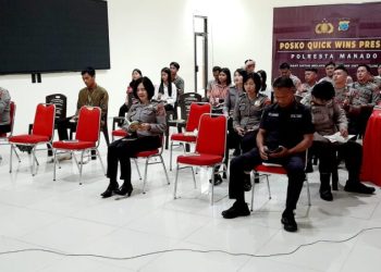 Anggota Kepolisian Polresta Manado melaksanakan kegiatan pembinaan rohani dan mental (Binrohtal) rutin setiap hari Kamis setelah Apel pagi