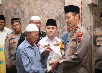 Wakapolda Sumut Brigjen Pol Drs Jawari SH MH beri bingkisan sembako kepada kaum duafa dan Pengurus BKM, Jumat (31/3/23). (Foto Dok/ Polda Sumut)