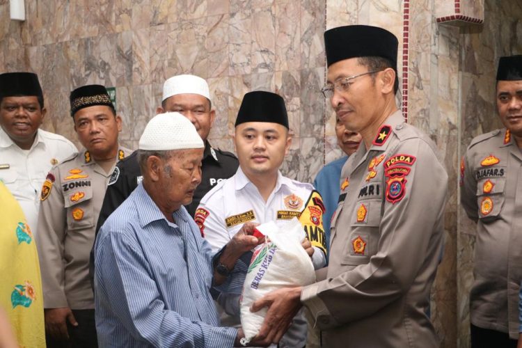 Wakapolda Sumut Brigjen Pol Drs Jawari SH MH beri bingkisan sembako kepada kaum duafa dan Pengurus BKM, Jumat (31/3/23). (Foto Dok/ Polda Sumut)