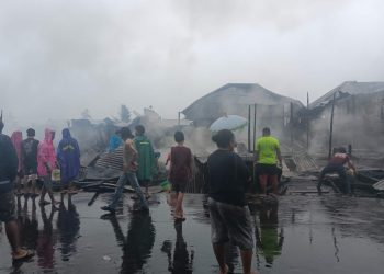 Piket Polsek Mandobo dan Polres langsung Merespon menuju TKP untuk membantu pemadaman dan mengamankan TKP kebakaran