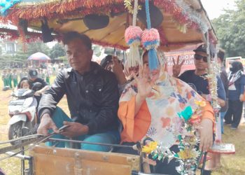 Calon No 3 Ibu Neneng Robinah,SE diarak keliling Desa Kembang Kuning dengan menaiki Delman setelah berorasi