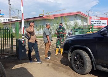 Anggota DPRK Nagan Raya Sigit Winarno bersama Ketua LBH-AKA Muhammad dustur sedang bernegosiasi dengan aparat keamanan dipintu masuk PLTU 3-4 Desa Suak puntong Kuala pesisir Nagan Raya