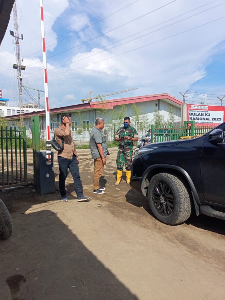 Anggota DPRK Nagan Raya Sigit Winarno bersama Ketua LBH-AKA Muhammad dustur sedang bernegosiasi dengan aparat keamanan dipintu masuk PLTU 3-4 Desa Suak puntong Kuala pesisir Nagan Raya