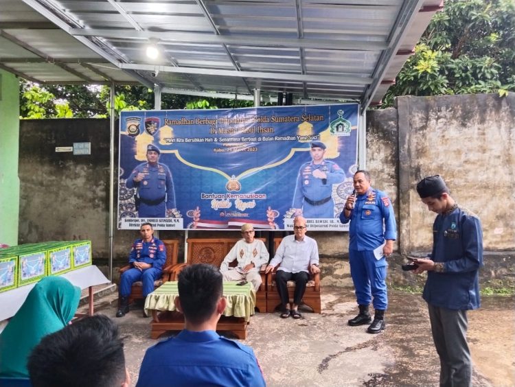 Kegiatan Bakti Sosial Bantuan kemanusian untuk negeri, sebagai wujud kepedulian untuk masyarakat yang kurang mampu di bulan ramadhan 1444 H Direktorat Polairud Polda Sumsel
