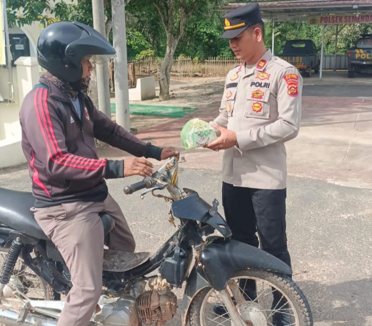 Kapolsek bersama personil Polsek Semendawai Suku III melaksanakan Jum'at Berkah berbagi Takjil berupa Snack dalam rangka Bulan Suci Ramadhan 1444 H