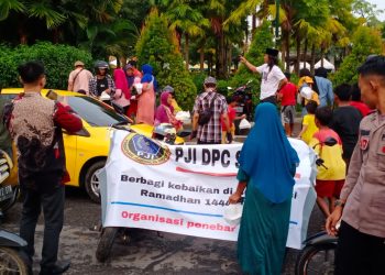 Organisasi Kewartawanan PJI (Persatuan Jurnalis Indonesia) Perwakilan Sumenep berbagi kebaikan menggelar acara bagi bagi takjil kepada masyarakat dan buka puasa bersama