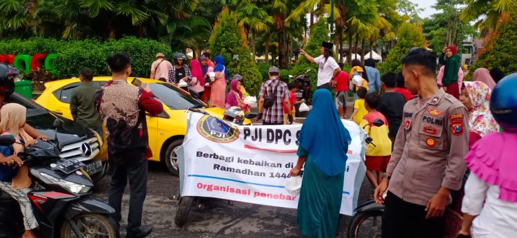 Organisasi Kewartawanan PJI (Persatuan Jurnalis Indonesia) Perwakilan Sumenep berbagi kebaikan menggelar acara bagi bagi takjil kepada masyarakat dan buka puasa bersama