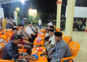 Kapolsek Samudera pada kegiatan Jumat Tarawih Curhat bersama tokoh masyarakat yang berlangsung di halaman Masjid Malikussaleh, Gampong Mancang, Jumat (31/3/2023) malam