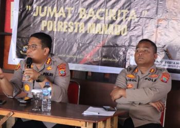 Kapolresta Manado Kombes Pol Julianto Sirait didampingi Wakapolresta Manado AKBP Faisol Wahyudi bersama para PJU Polresta Manado mendengar curhatan dari para guru, Jumat (31/3/2023)