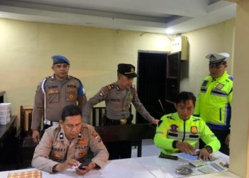 Perwira pengawas melaksanakan pengecekan anggota piket di penjagaan mako polresta Manado