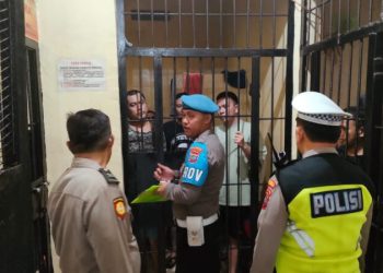 Perwira Pengawas (Pawas) bersama Piket Propam lakukan kontrol ruang tahanan untuk memastikan petugas jaga tahanan siap siaga