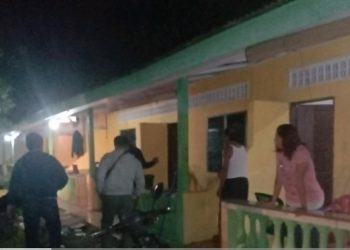 Personel Polsek Biru Biru memeriksa penginapan pada gelaran Ops Pekat Toba 2023 memastikan terciptanya kamtibmas di bulan suci Ramadan, Minggu (2/4) dini hari. (Foto Dok/ Polsek Biru Biru)