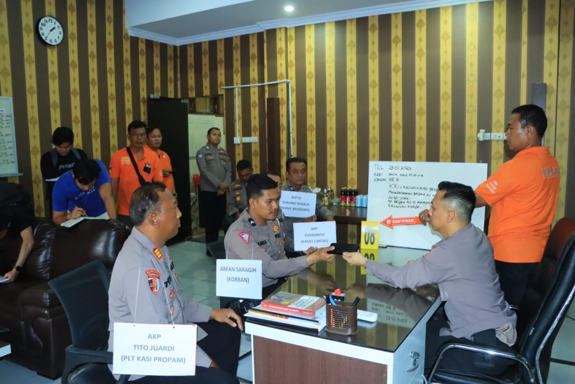 PRA REKONSTRUKSI: Personel Polda Sumut menggelar pra rekonstruksi penyidikan untuk mendalami kematian personel Satlantas Polres Samosir Bripka Arfan Saragih dengan 41 adegan, Minggu (2/4/2023). (Foto Dok/ Polda Sumut)