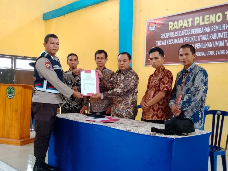 Polsek Penukal Utara Hadirin rapat pleno terbuka rekapitulasi Daftar Pemilih Hasil Pemutakhiran (DPHP) seluruh desa di Kecamatan Penukal Utara, pada Minggu (02/04/2023)