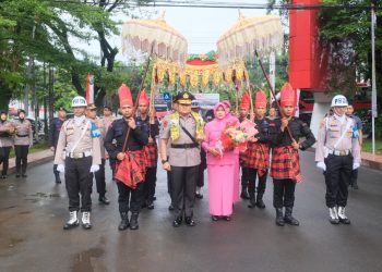 Kapolda Sulsel, Irjen Pol Setyo Boedi Moempoeni didampingi istrinya, Yuni Setyo Boedi pertama kali menginjakkan kaki di Markas Polda Sulsel di Makassar, Senin (03/04/2023).