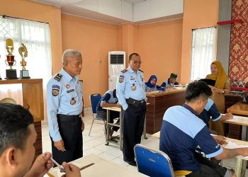 Kepala Lapas (Kalapas) IIA Parepare Totok Budiyanto, AmdIP, SH, pantau lansung kegiatan Ujian Pendidikan Kesetaraan (UPK) Paket A,B,C yang diikuti sebanyak 15 orang warga binaan permasyarakatan (WBP)