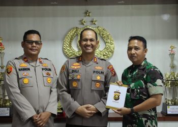 Danramil 402-13/Sungai Menang Kapten Inf Ahmad Zuchdi bersama Kapolsek Sungai Menang menerima Reward sebagai bentuk apresiasi dari Kapolda Sumsel
