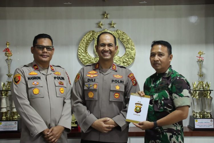 Danramil 402-13/Sungai Menang Kapten Inf Ahmad Zuchdi bersama Kapolsek Sungai Menang menerima Reward sebagai bentuk apresiasi dari Kapolda Sumsel