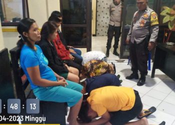 Personel Polresta Manado Lakukan Pembinaan Terhadap Anak-anak Yang masih dibawah umur, Memposting Dirinya di Facebook Dengan Memegang Senjata Tajam berupa pisau bidik