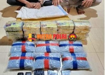 2 orang pelaku yaitu C (38 tahun) warga Bengkalis Riau dan ES 28 Tahun warga Rokan Hilir Riau dan Barang Bukti 20 (dua puluh) bungkus plastik berisikan Narkotika jenis Sabu seberat 20 (dua puluh) Kg, 6 (enam) bungkus plastik transparan berisikan Narkotika jenis Ecstasy sebanyak 30.000 (tiga puluh ribu) butir, 5 (lima) unit HP