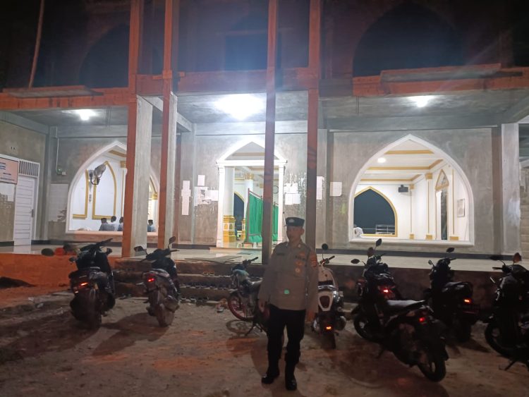 Personel Polsek Samudera siaga di gerbang Masjid Jamik Taqwa Blang Me Kecamatan Samudera, Aceh Utara, wilayah hukum Polres Lhokseumawe