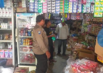 Personel Polsek Sawang, Polres Lhokseumawe menyambagi sejumlah pedagang kelontong di pasar Kecamatan Sawang, Aceh Utara