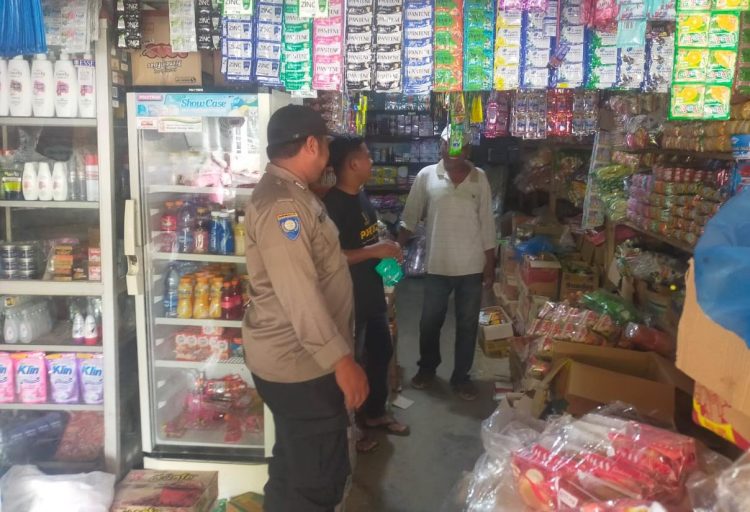 Personel Polsek Sawang, Polres Lhokseumawe menyambagi sejumlah pedagang kelontong di pasar Kecamatan Sawang, Aceh Utara