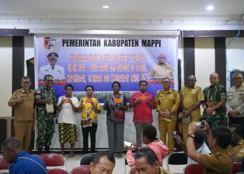 Penyerahan bantuan sosial Tabungan UMKM kepada mama - mama Papua dan UMKM Non Papua, Organisasi Pemuda (KNPI, KONI dan Pramuka), serta bantuan kepada kelompok sanggar budaya di Kabupaten Mappi