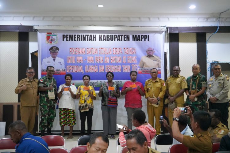 Penyerahan bantuan sosial Tabungan UMKM kepada mama - mama Papua dan UMKM Non Papua, Organisasi Pemuda (KNPI, KONI dan Pramuka), serta bantuan kepada kelompok sanggar budaya di Kabupaten Mappi