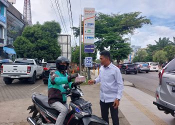 Direktorat Intelkam Polda Sumsel berbagi Takjil kepada pengguna jalan berupa Snack dalam rangka Bulan Suci Ramadhan 1444 H di seputaran Play Over Simpang Polda Sumsel