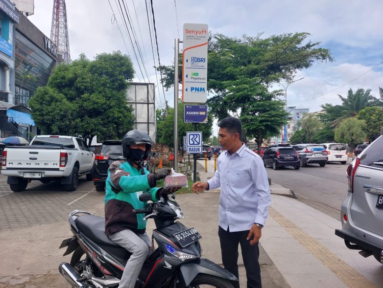 Direktorat Intelkam Polda Sumsel berbagi Takjil kepada pengguna jalan berupa Snack dalam rangka Bulan Suci Ramadhan 1444 H di seputaran Play Over Simpang Polda Sumsel