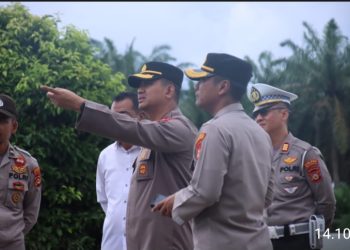 Kapolres OKI, AKBP Dili Yanto, SIK, SH, MH didampingi Kabag Ops, Kompol Adriansyah, Kasat Intelkam, Iptu Dwiruddin, dan juga Kasat Lantas Polres OKI, AKP M. Sadeli, memantau kesiapan arus mudik tahun 2023