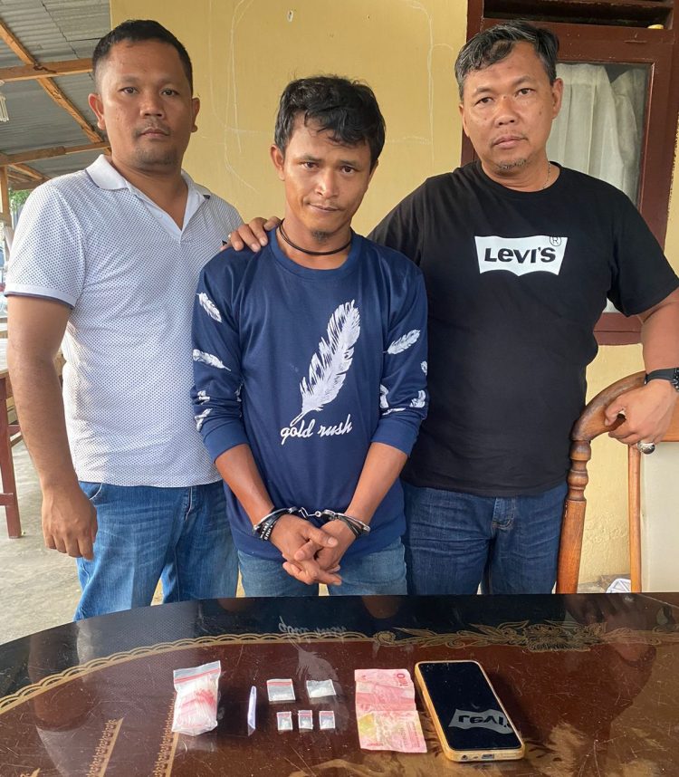 Pelaku seorang laki-laki dewasa (tengah) berinisial "SP"(33) warga Huta lX, Nagori Siringan-Ringan, Kecamatan Ujung Padang, Kabupaten Simalungun