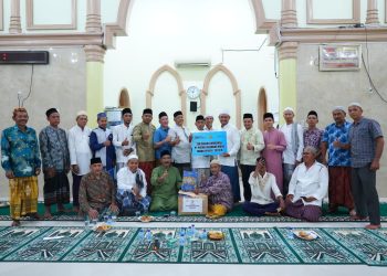 PT Pupuk Iskandar Muda menggelar Safari Ramadan ke 18 desa lingkungan dengan menyerahkan bantuan berupa sarana pendukung ibadah