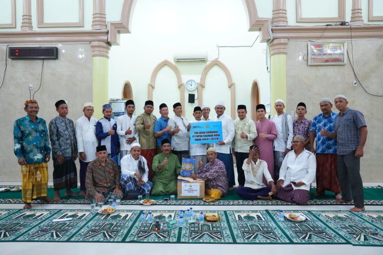 PT Pupuk Iskandar Muda menggelar Safari Ramadan ke 18 desa lingkungan dengan menyerahkan bantuan berupa sarana pendukung ibadah