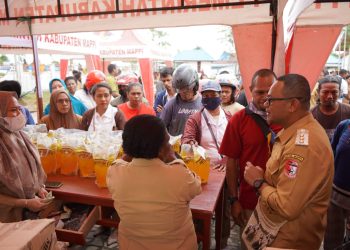 Operasi pasar murah secara resmi dibuka oleh penjabat Bupati Mappi, Michael R. Gomar S.,STP, M.,Si pada, Senin (3/4/2023).