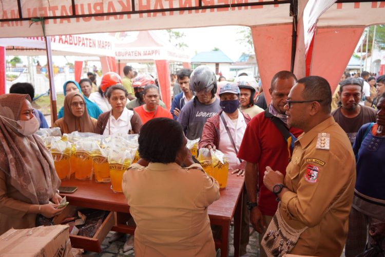 Operasi pasar murah secara resmi dibuka oleh penjabat Bupati Mappi, Michael R. Gomar S.,STP, M.,Si pada, Senin (3/4/2023).