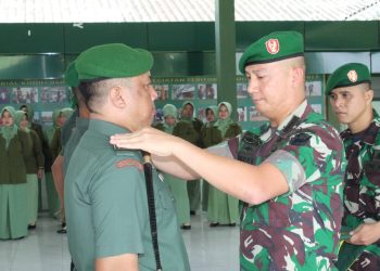 Komandan Kodim 0402/OKI Letkol Inf Hendra Saputra, S.Sos.,M.M.,M.I.Pol memimpin upacara Korps Raport kenaikan pangkat bertempat di Aula Darmawangsa Makodim 0402/OKI