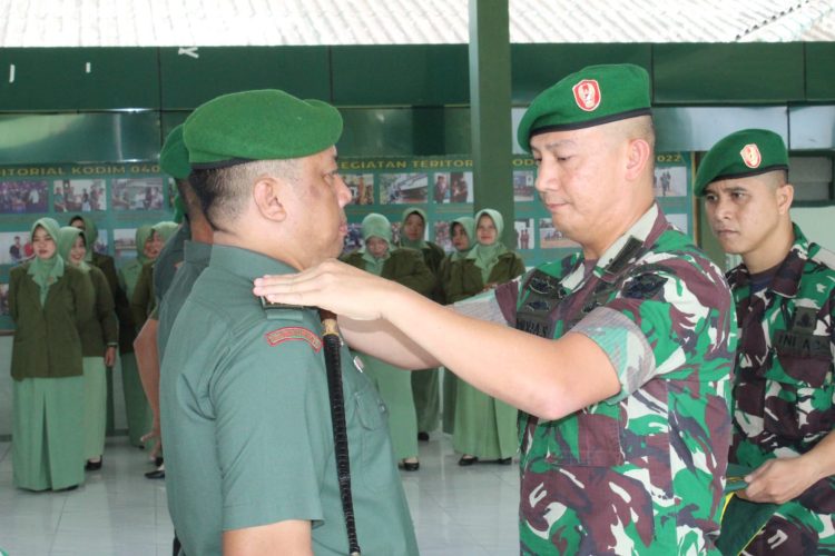 Komandan Kodim 0402/OKI Letkol Inf Hendra Saputra, S.Sos.,M.M.,M.I.Pol memimpin upacara Korps Raport kenaikan pangkat bertempat di Aula Darmawangsa Makodim 0402/OKI