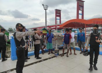 Timsus TOMBAK 4 BANDUNG, di bawah pimpinan IPDA Husna Fikri selaku Danton 2 Ki 2 Sipasdal bersama 14 personil lainnya, membubarkan anak-anak yang nongkrong sambil minum-minuman Tuak, dibawah Jembatan Ampera Pasar 7 Ulu kecamatan Seberang Ulu Satu Palembang