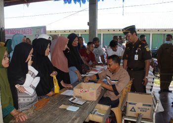 Kepala Kejaksaan Negeri Nagan Raya, Suib, SH.MH.Li bekerjasama dengan Pemkab Nagan Raya melalui Dinas perindustrian Perdagangan dan Koperasi (Disperindagkop) Selasa (04/04/23) menggelar pasar murah