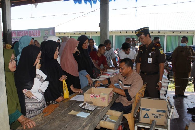 Kepala Kejaksaan Negeri Nagan Raya, Suib, SH.MH.Li bekerjasama dengan Pemkab Nagan Raya melalui Dinas perindustrian Perdagangan dan Koperasi (Disperindagkop) Selasa (04/04/23) menggelar pasar murah