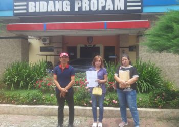 Nesti br Samosir yang ditemani istri korban Risda br Siallagan dan abang korban RE Samosir melaporkan kasus pembunuhan Hasan Samosir yang terjadi 14 tahun lalu di Samosir ke Propam dan Ditreskrimum Polda Sumut, Selasa (4/4/2023)