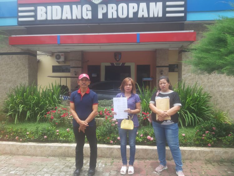 Nesti br Samosir yang ditemani istri korban Risda br Siallagan dan abang korban RE Samosir melaporkan kasus pembunuhan Hasan Samosir yang terjadi 14 tahun lalu di Samosir ke Propam dan Ditreskrimum Polda Sumut, Selasa (4/4/2023)